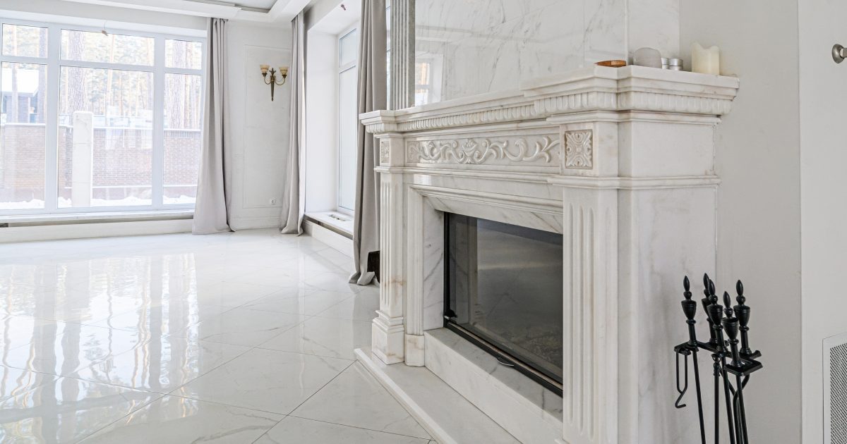 Cheminée en marbre non utilisée dans le salon d'une habitation en Belgique.