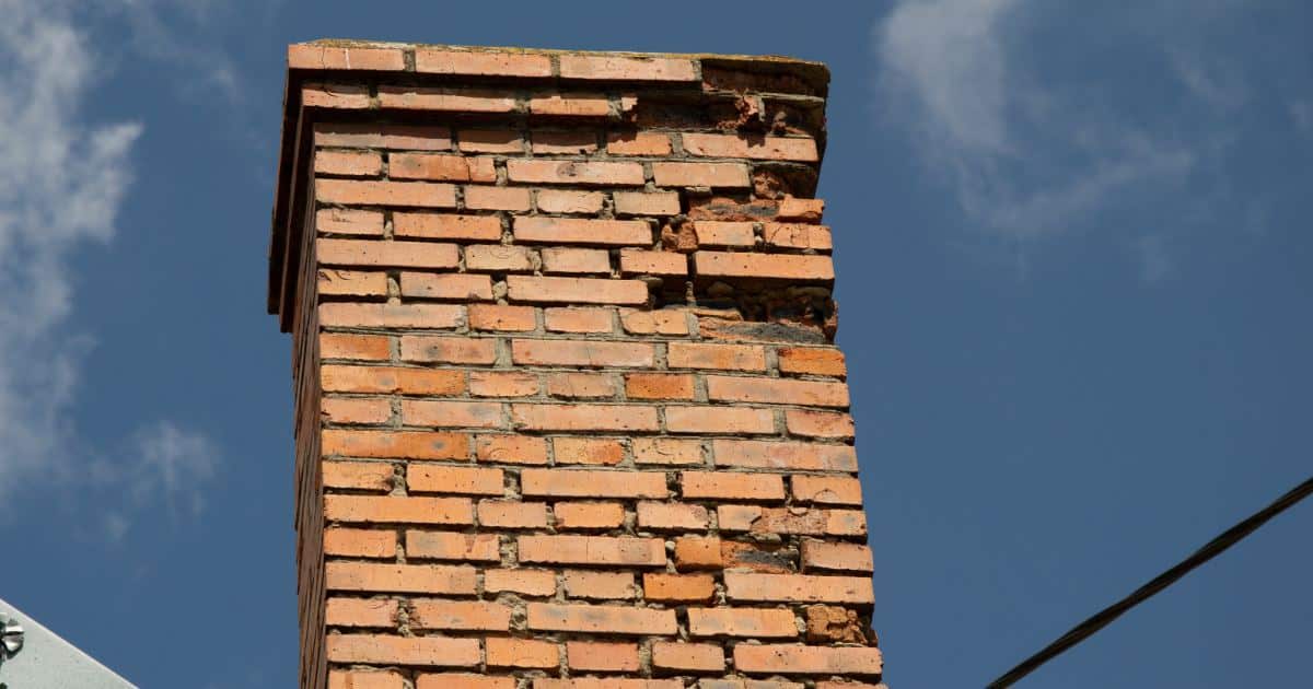 Cheminée en mauvais état qui a besoin d'être rénovée.