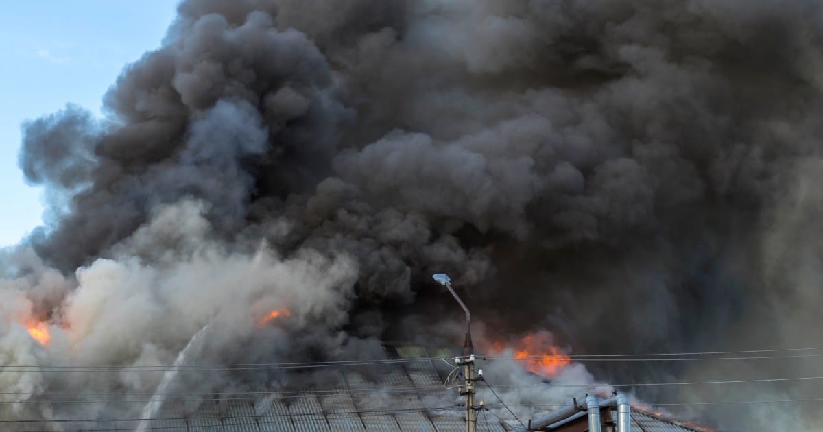 Feu de cheminée sur une habitation. La fumée s'étend partout.