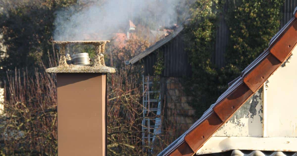 Cheminée fumante d'une habitation.