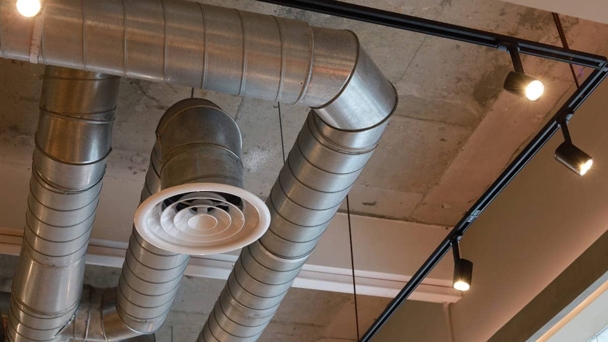 climatiseur gainable avec grille d'aération 