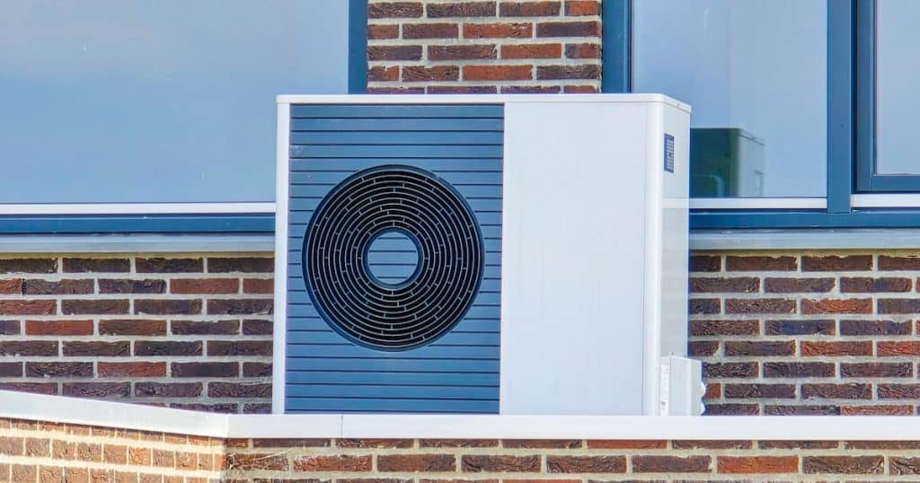 un climatiseur sur le toit d'une maison