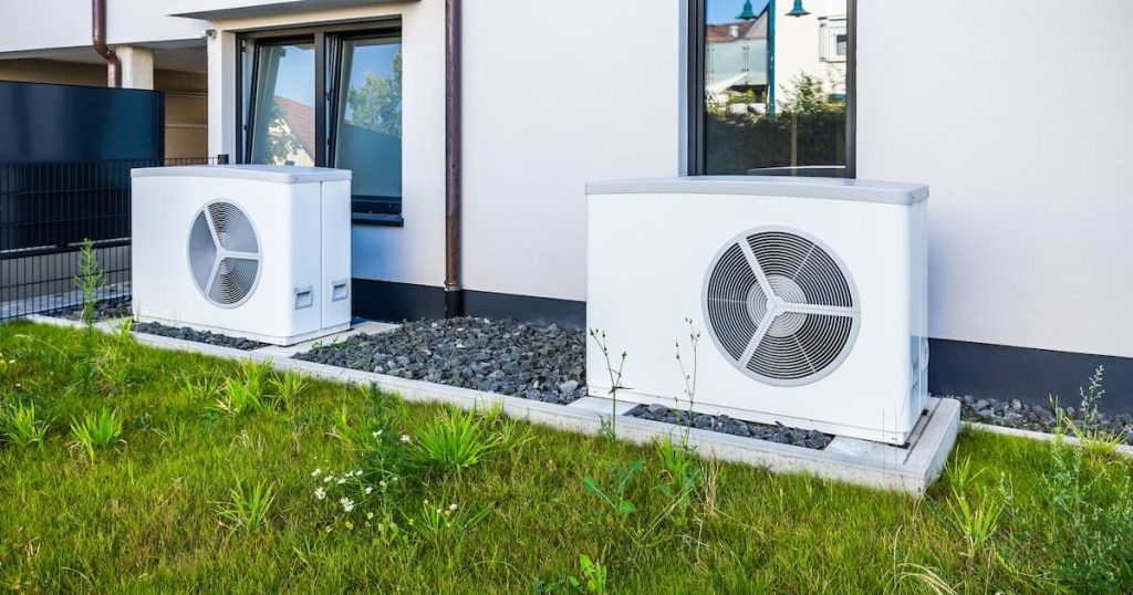 Deux pompes à chaleur à source d'air installées à l'extérieur de la nouvelle maison de ville moderne, concept d'énergie renouvelable verte de la pompe à chaleur