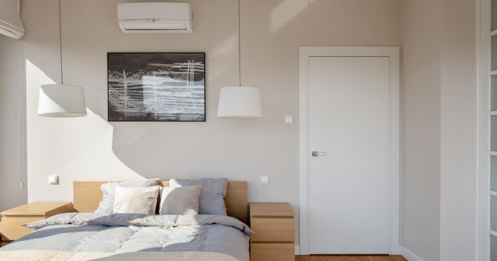 Climatiseur au dessus d'un lit dans une chambre