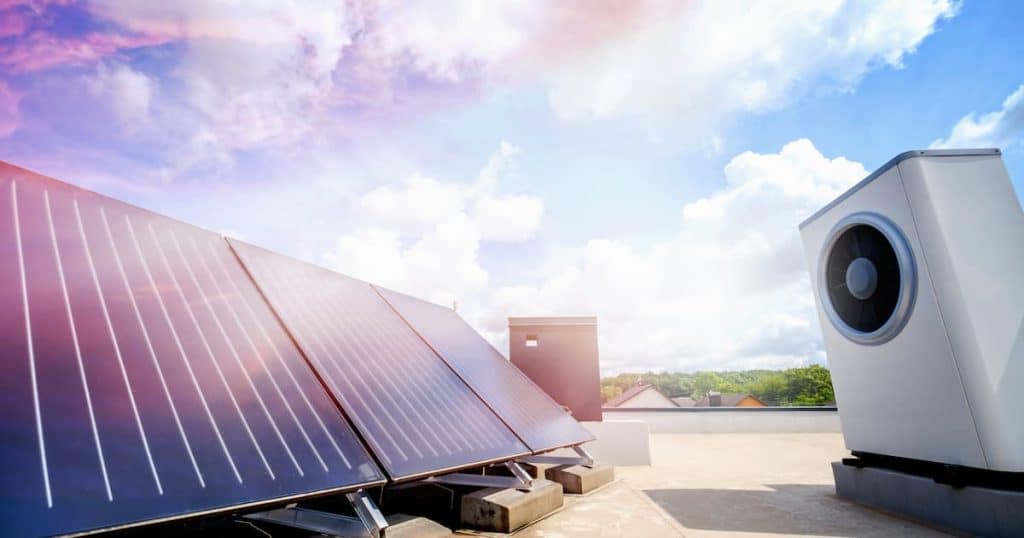 Pompe à chaleur et collecteur solaire sur le toit
