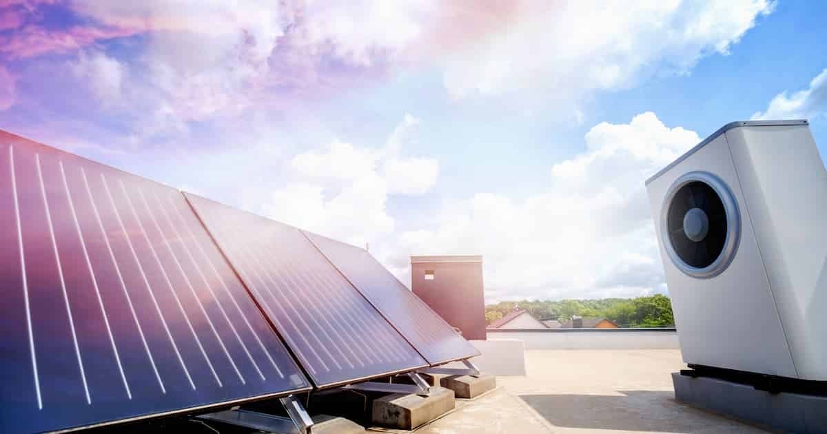 Pompe à chaleur et collecteur solaire sur le toit