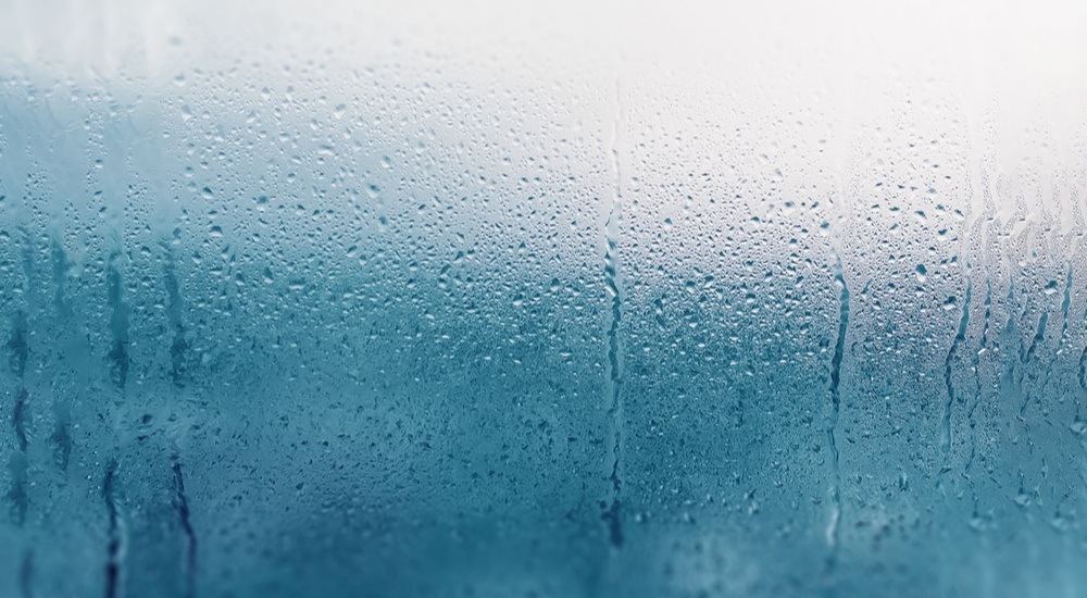 humidite de condensation présente sur la vitre d'une fenetre de salle de bain'