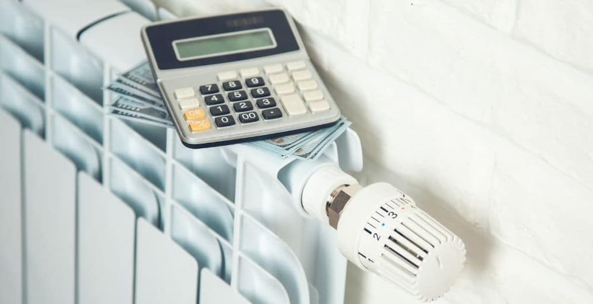 calculatrice déposée sur un chauffage