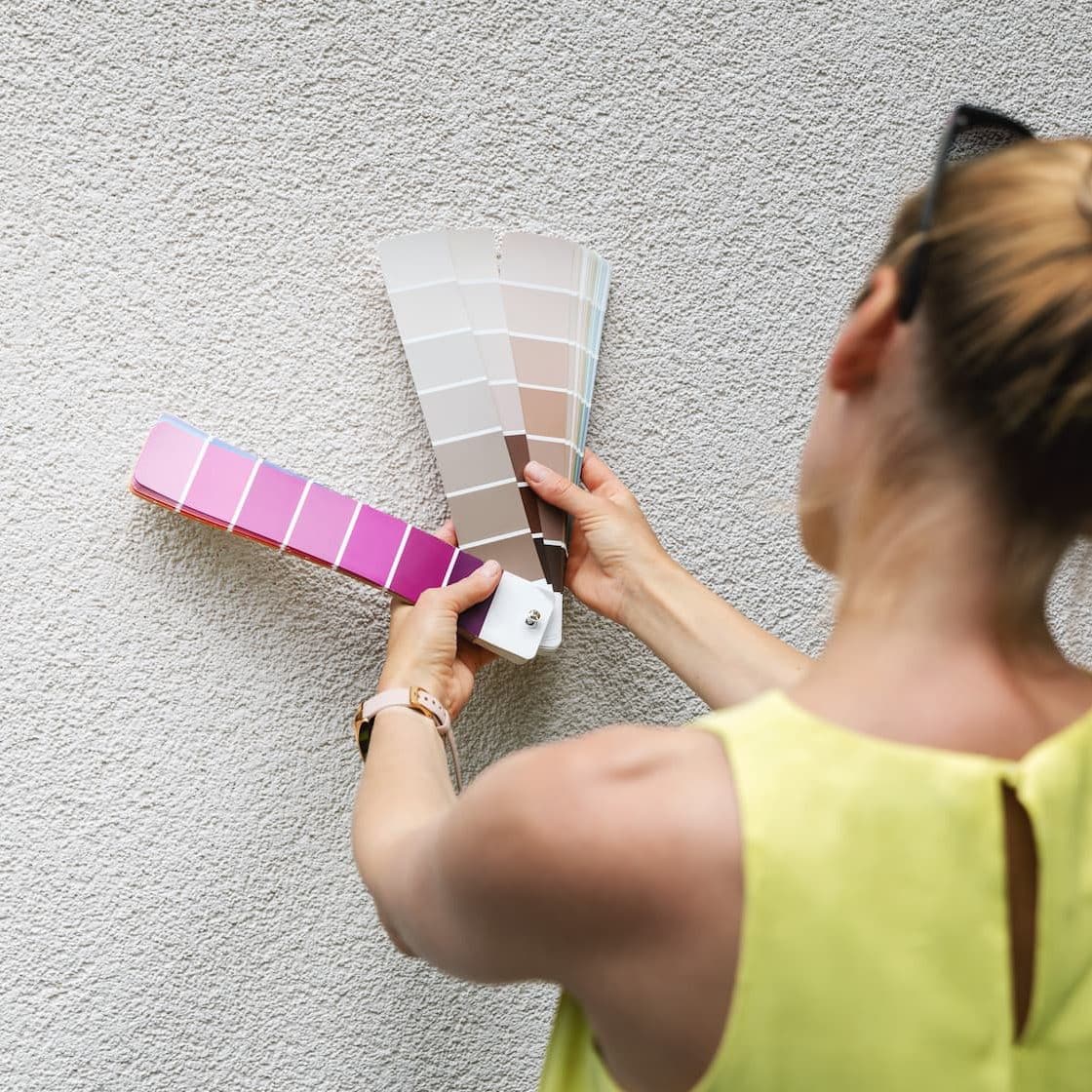 femme qui choisi teinte pour crépi avec palette couleur