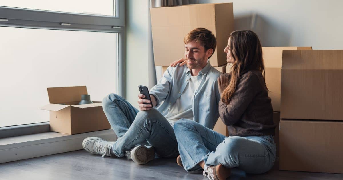 Couple cherchant une société de vide maison gratuite.