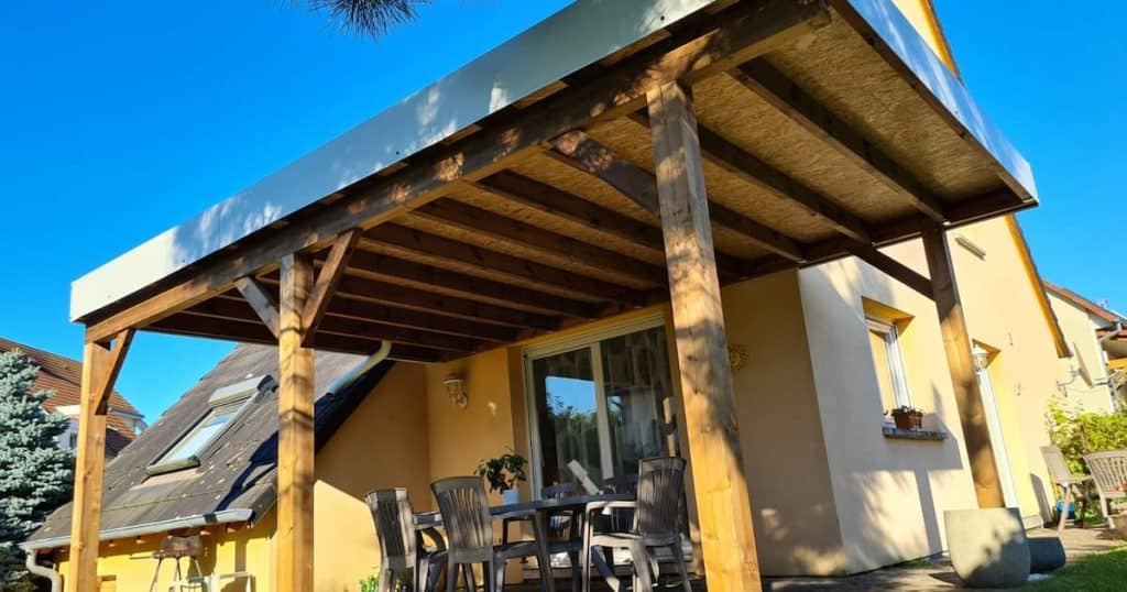 Façade de maison avec couverture de terrasse en bois