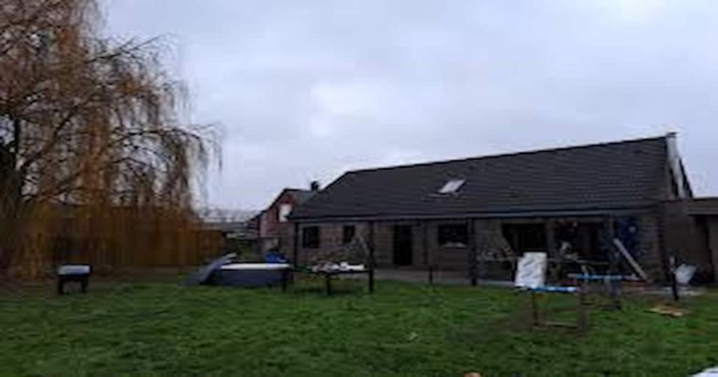 Façade de maison rénovée avec une couverture de terrasse en aluminium