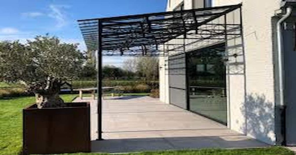 Extérieur d'une maison ensoleillé avec couverture terrasse en fer forgé