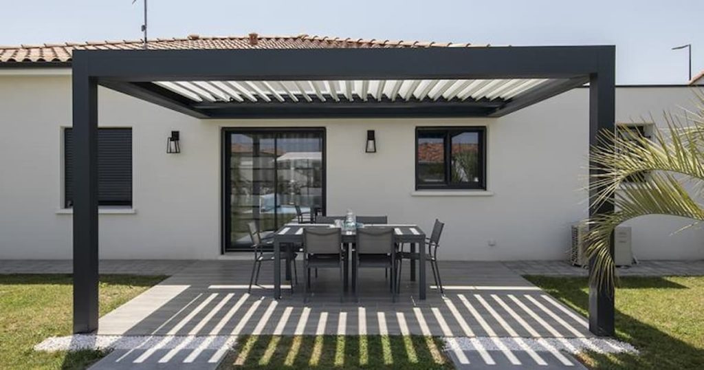 Façade de maison avec couverture de terrasse à lames orientables