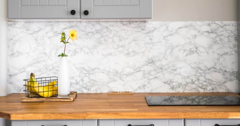 credence en marbre dans une cuisine renovee avec un plan de travail en bois