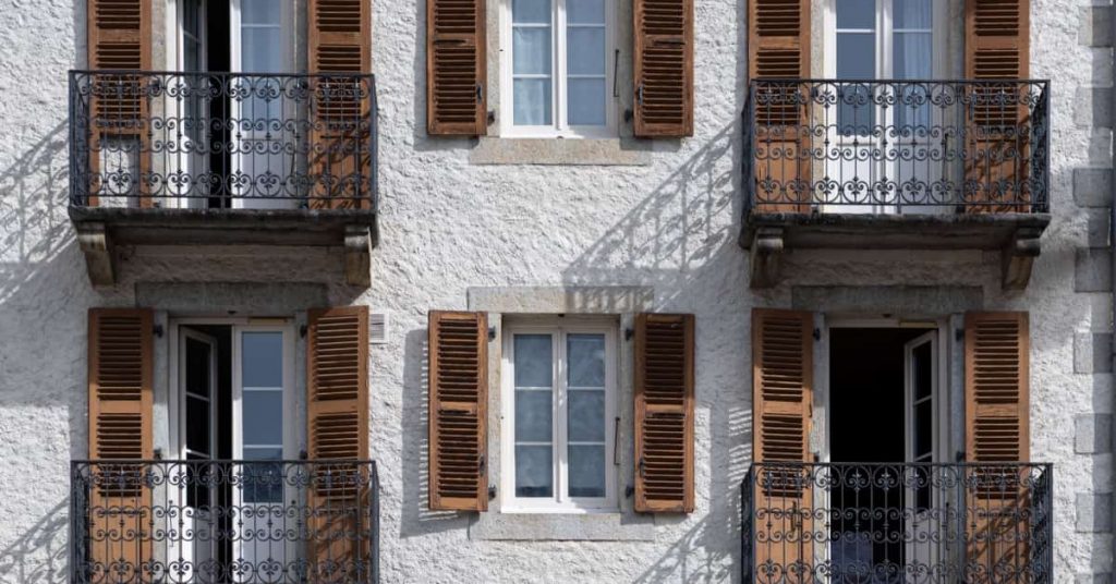 façade maison en crépi blanc
