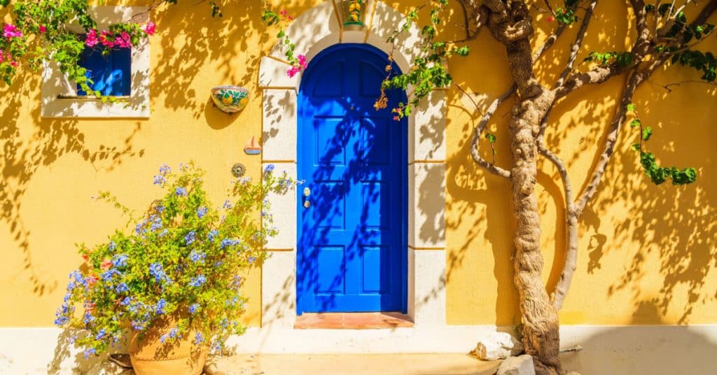 façade de maison méditerranéenne colorée avec crépi taloché 