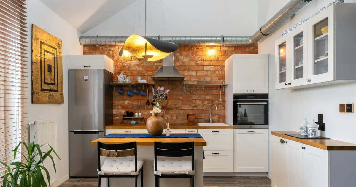 Cuisine industrielle d'appartement avec mur en briques