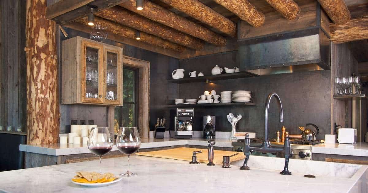 Cuisine industrielle rustique avec poutres apparentes en bois