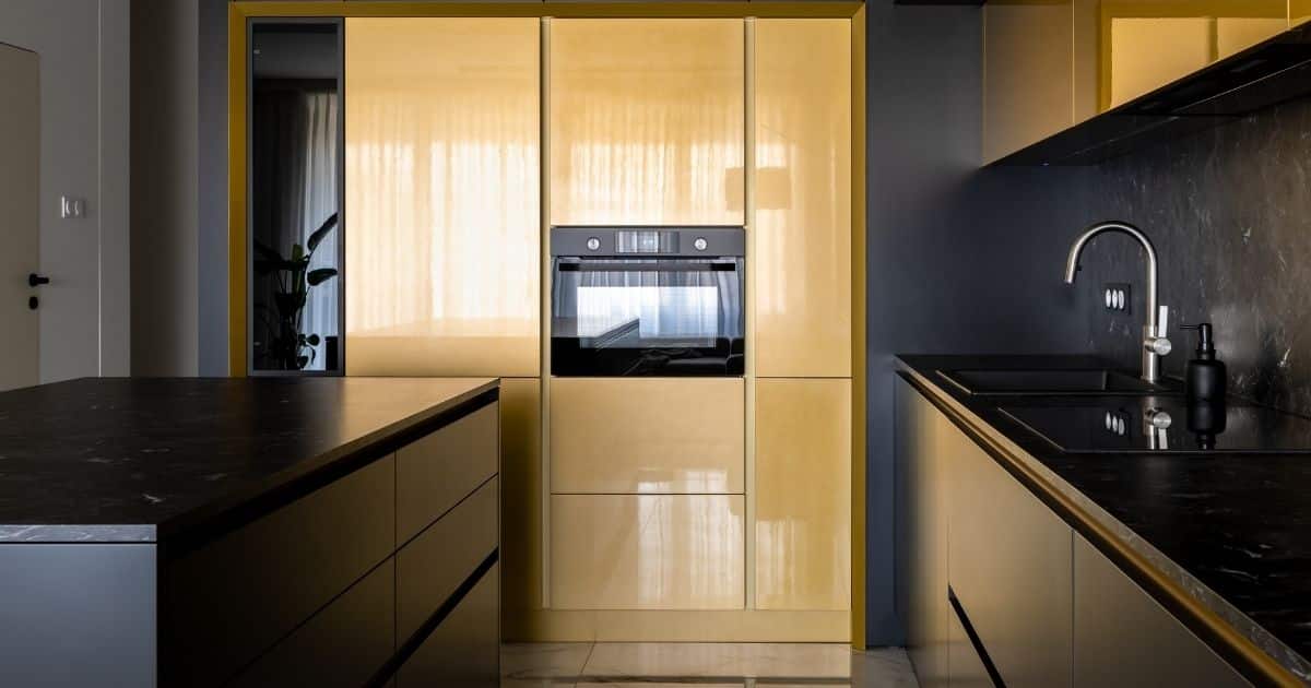 Cuisine tendance noire et or 