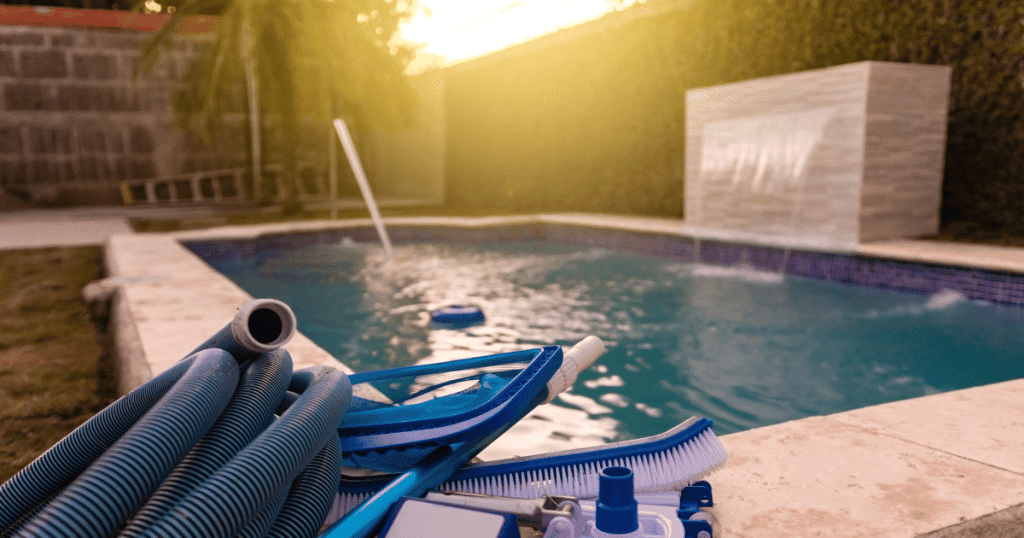 piscine avec outils de nettoyage au bord