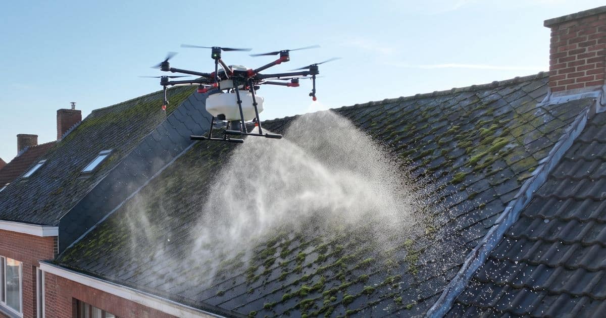 Un drone utilisé pour démousser la toiture d'une maison en Belgique.
