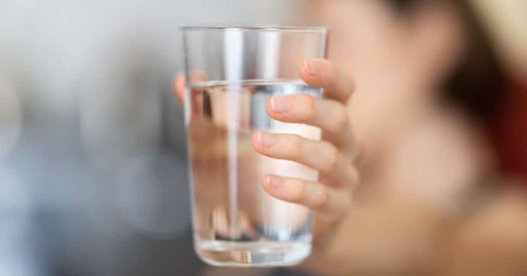 Verre d'eau traitée par un adoucisseur d'eau