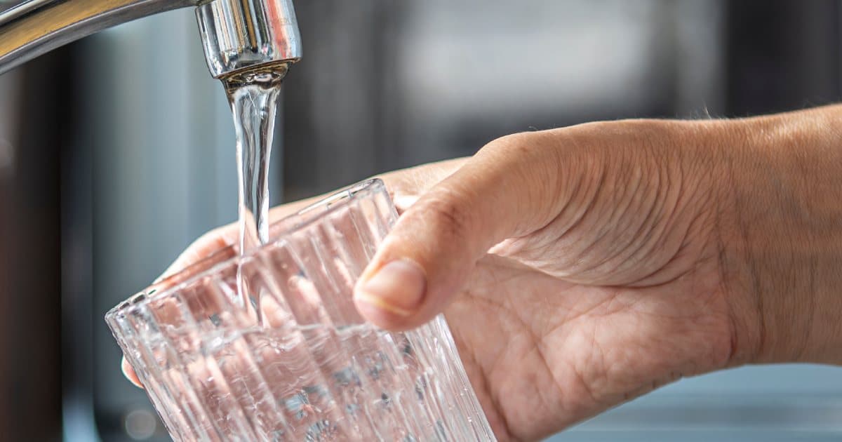 Eau du robinet adoucie dans un verre.