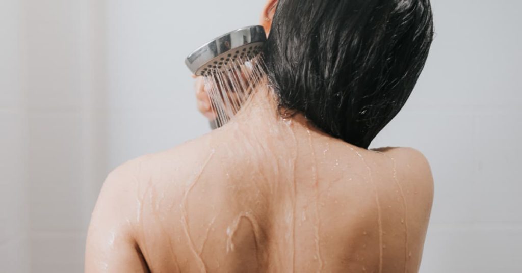 eau qui coule sur peau sous la douche