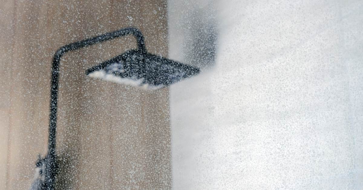 Dépôts de calcaire sur verre de douche.