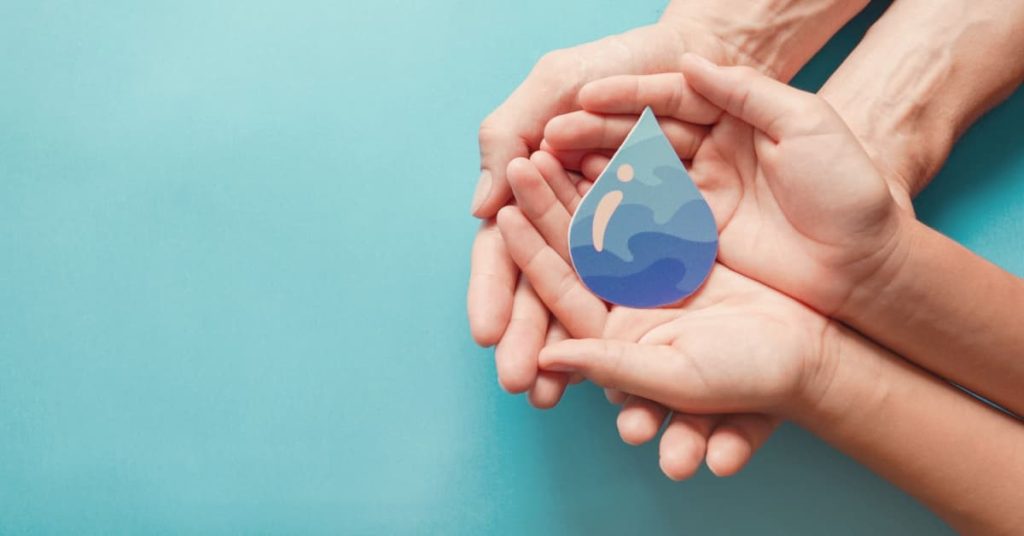 goute d'eau dans mains