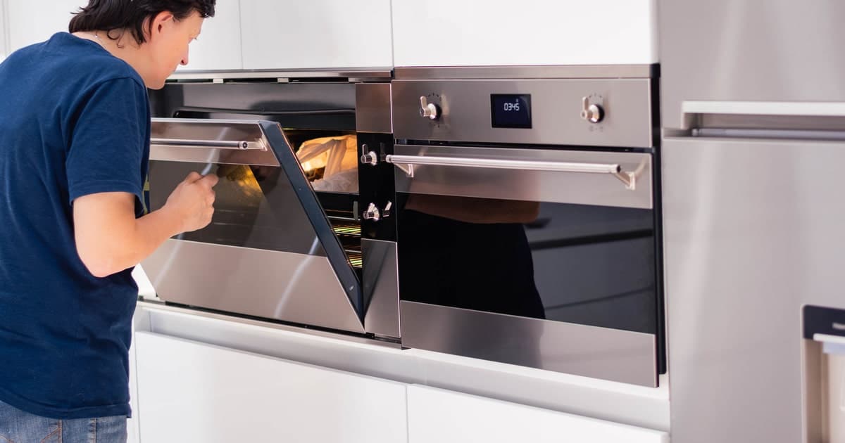 four et four à micro-ondes integrés dans une cuisine moderne