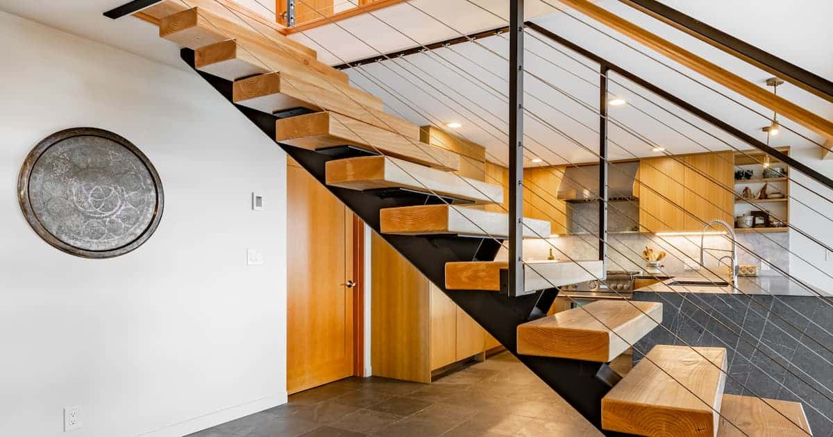 escalier à limon central en bois dans une cuisine