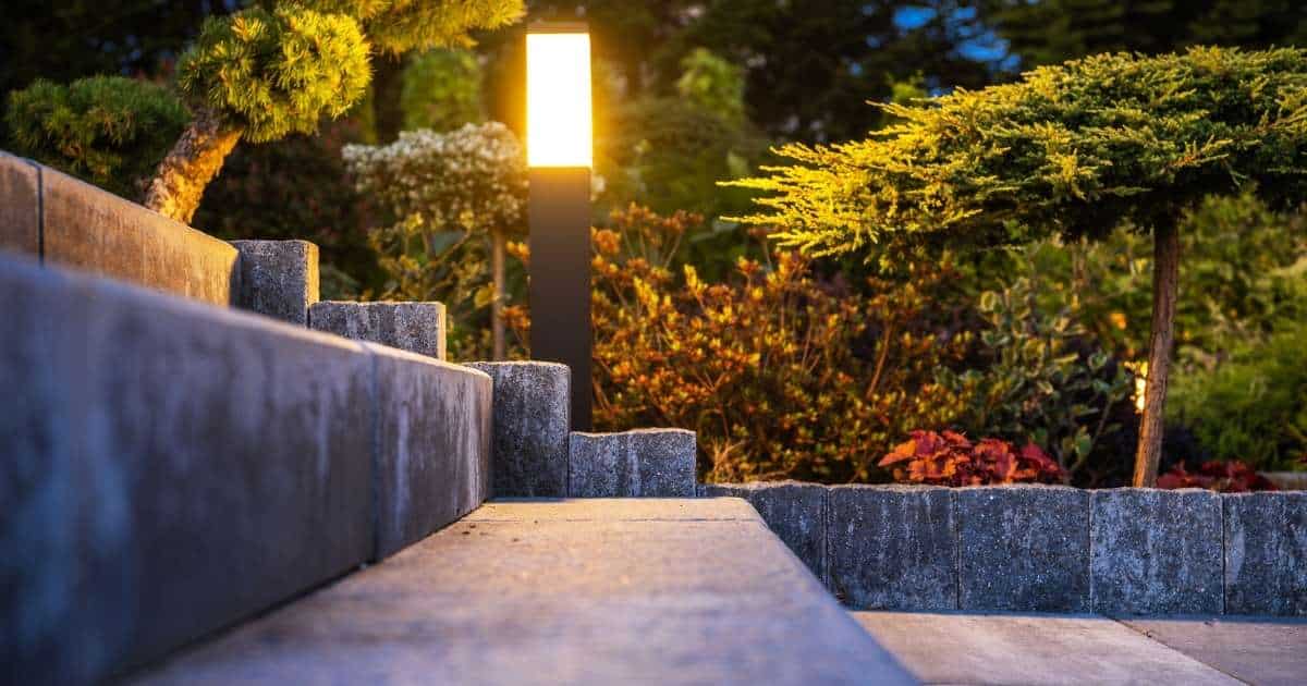 Escalier en béton en extérieur dans un jardin 