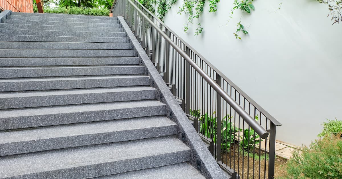 Escalier d'extérieur en béton avec rampe en métal
