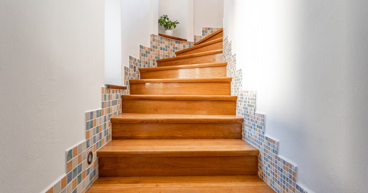 Escalier en bois poncé et verni