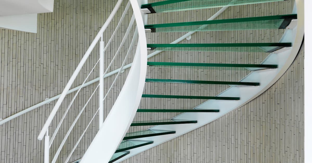escalier en colimaçon avec marche en verre