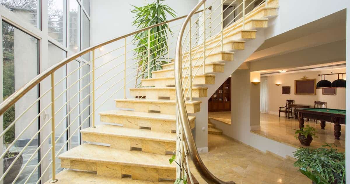 escalier tournant avec marche en marbre beige