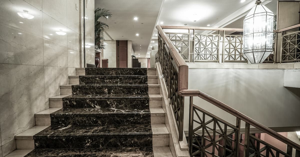 Escalier en marbre noir avec rampe en métal 