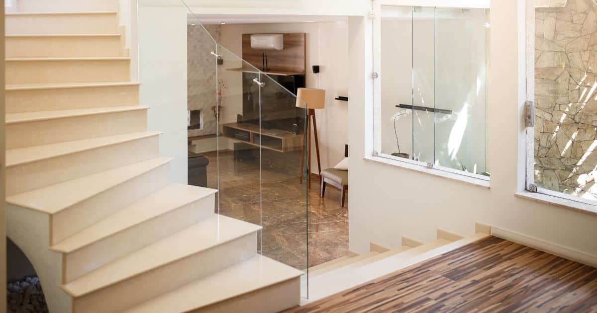 Escalier moderne avec large palier 