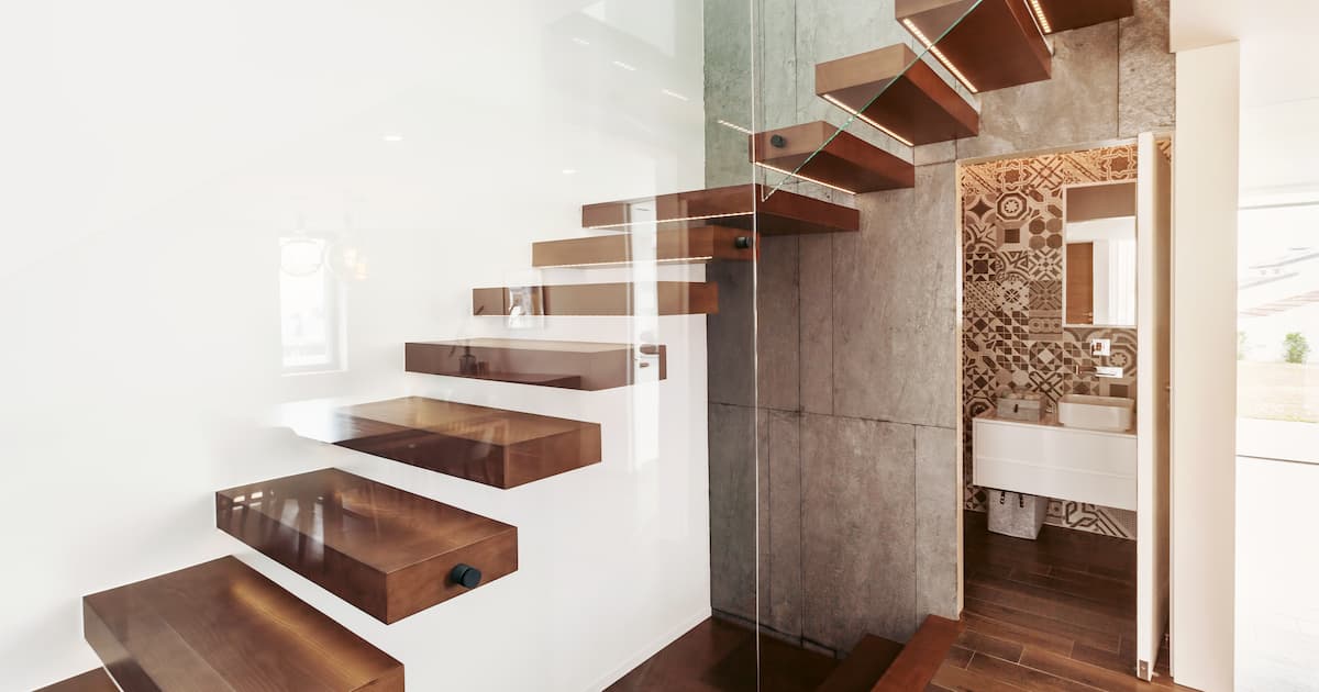 Escalier ouvert en bas dans le couloir d'un logement