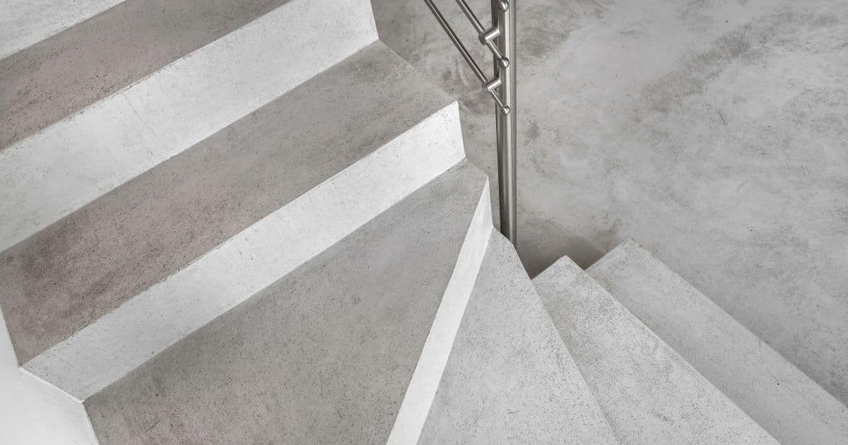 Escalier quart tournant en béton avec rampe en métal