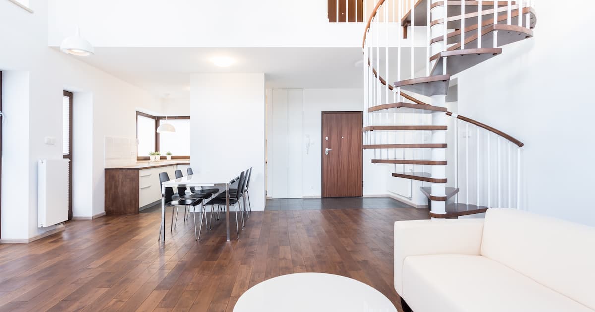 Grand salon moderne avec escalier en colimaçon en bois