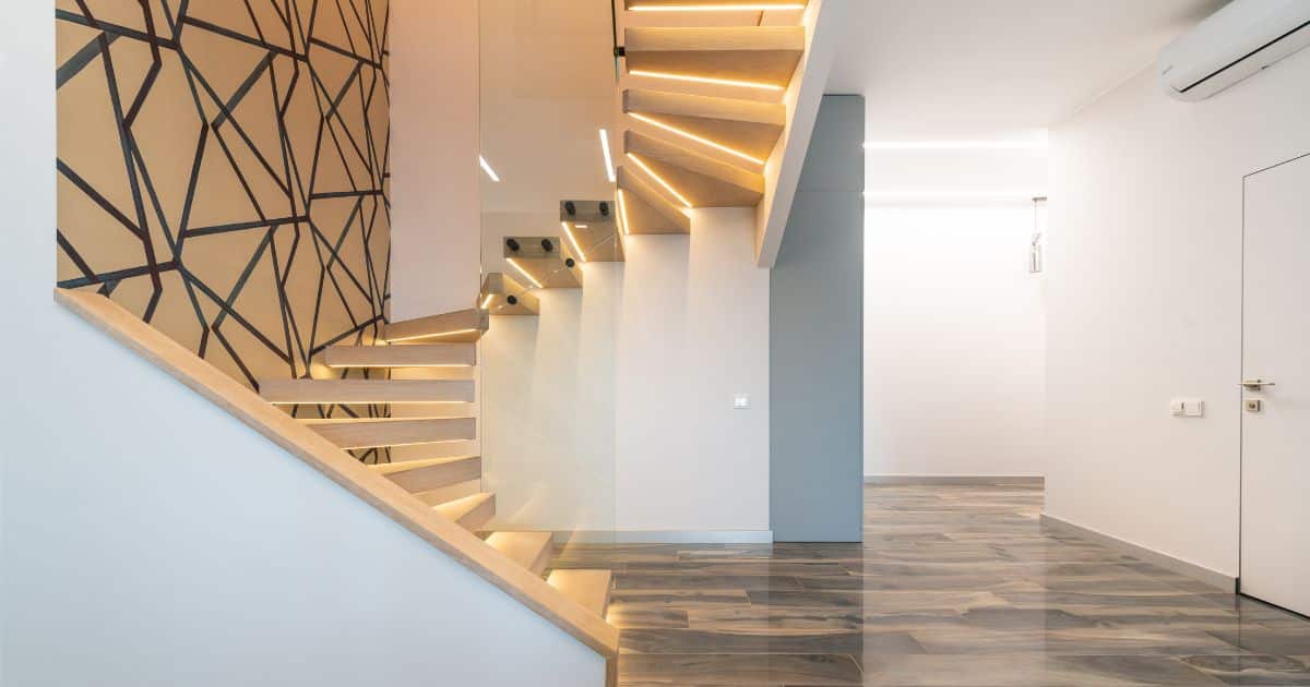 Pièce d'entrée avec escalier stratifié-vinyle illuminé avec des LED.