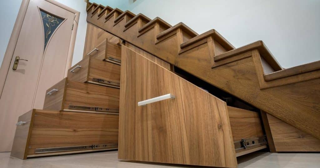 Escalier sur mesure en bois avec rangements et tiroirs intégrés