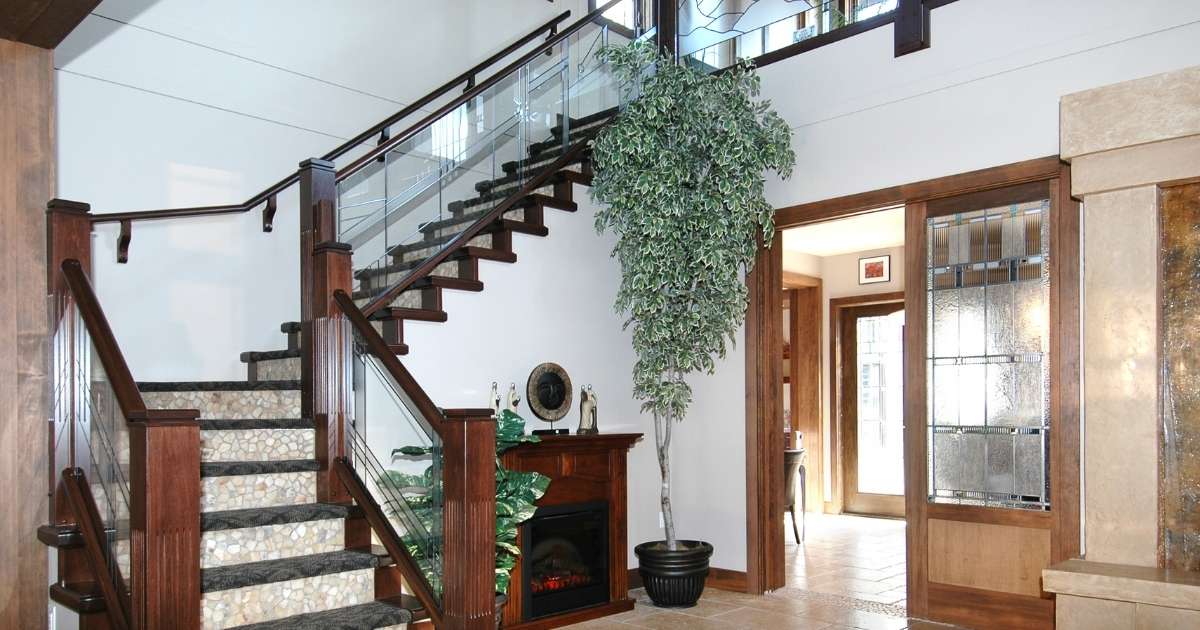 Escalier sur mesure quart tournant en bois, pierre et verre