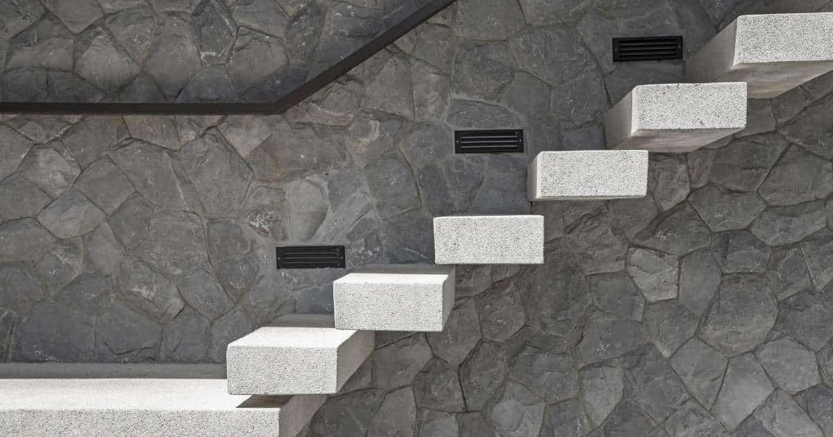 Escalier suspendu en béton brut