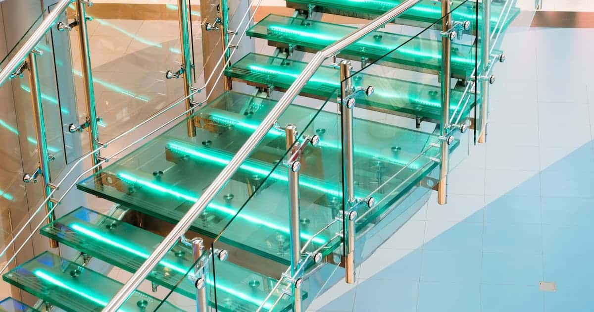 escalier suspendu en verre