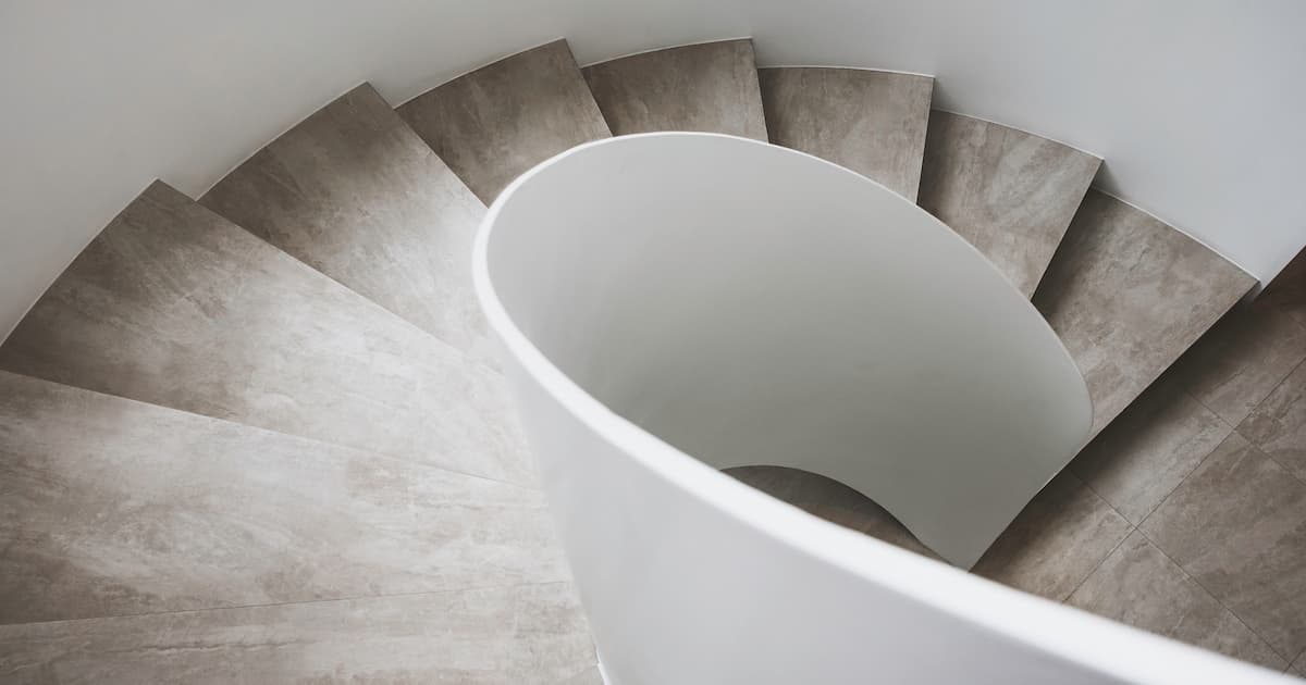 Escalier hélicoïdal en béton ciré