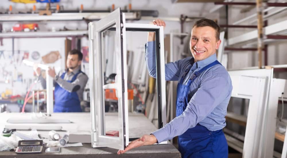 Conception d'une fenêtre en PVC dans un atelier professionnel